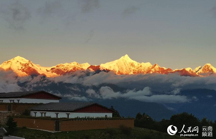 云南迪庆梅里雪山再现“日照金山”。梁勇、李竞若摄