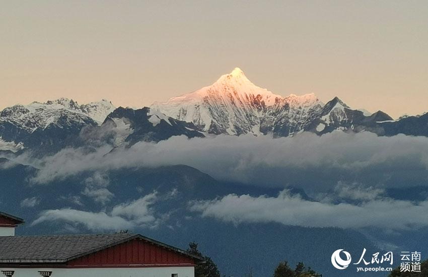 云南迪庆梅里雪山再现“日照金山”。梁勇、李竞若摄