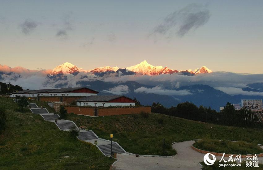 云南迪庆梅里雪山再现“日照金山”。梁勇、李竞若摄