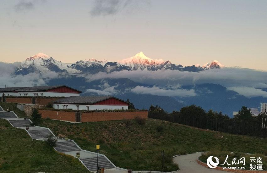 云南迪庆梅里雪山再现“日照金山”。梁勇、李竞若摄