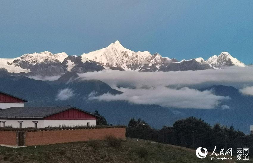云南迪庆梅里雪山再现“日照金山”。梁勇、李竞若摄