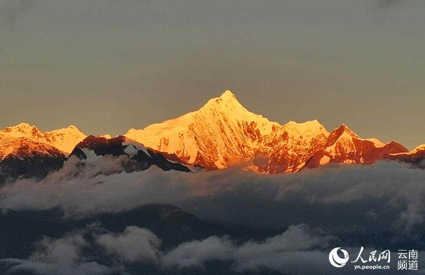 云南迪庆梅里雪山再现“日照金山”。梁勇、李竞若摄