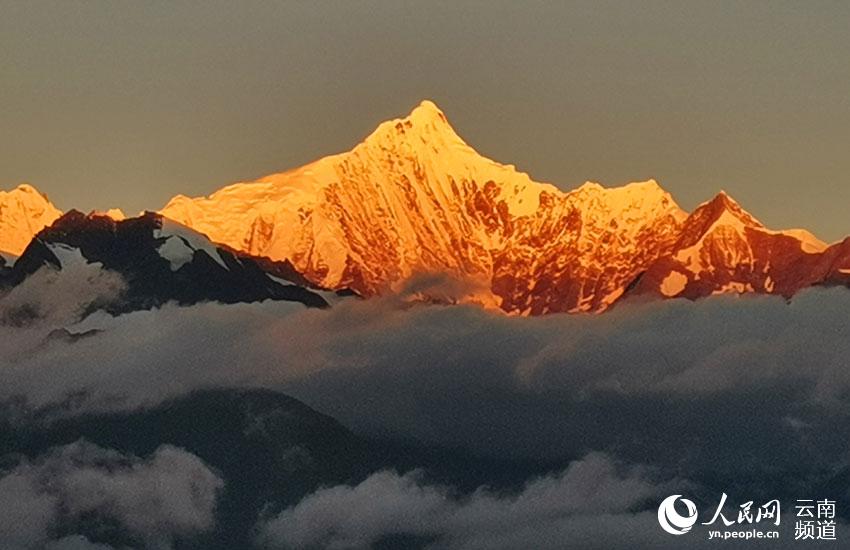 云南迪庆梅里雪山再现“日照金山”。梁勇、李竞若摄