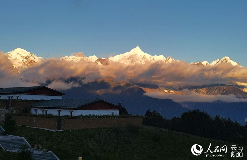 云南迪庆梅里雪山再现“日照金山”。梁勇、李竞若摄