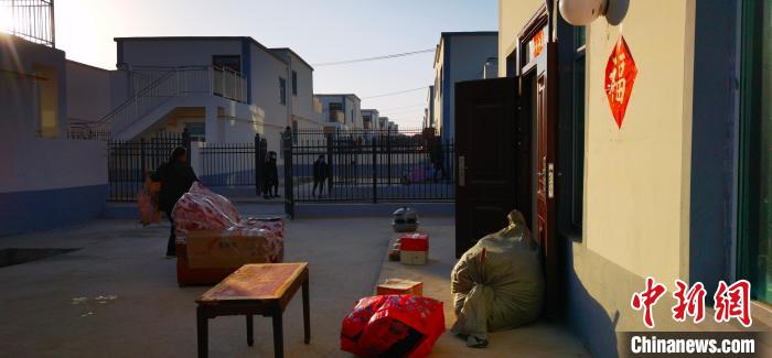 图为搬迁民众收拾东西住新家。　魏建军 摄