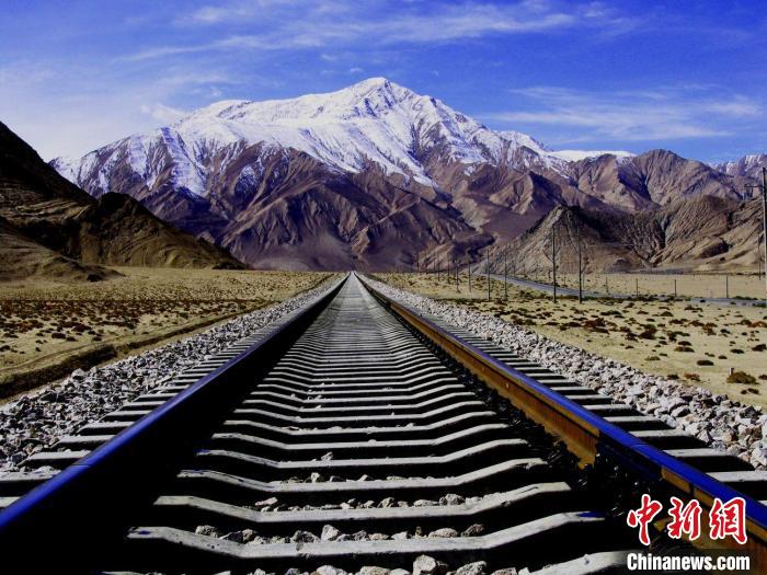 图为青藏铁路成功穿越冻土区。(资料图) 中铁西北科学研究院供图