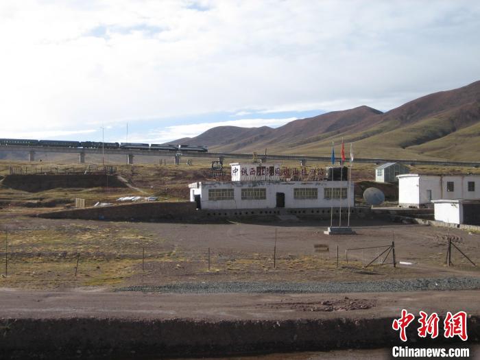 图为青藏铁路通车后列车经过中铁西北院风火山观测站。(资料图) 中铁西北科学研究院供图