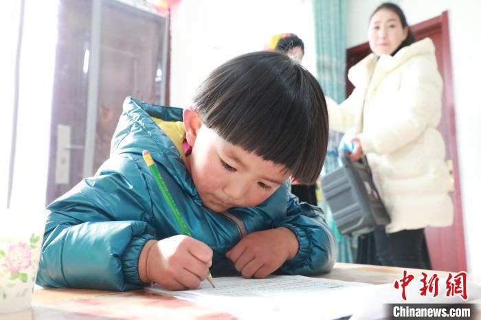 孩子们在家门口上学，是杨周马草搬入兰州新家最为开心的事情。小女儿杨洋正在学习写数字。　魏建军 摄