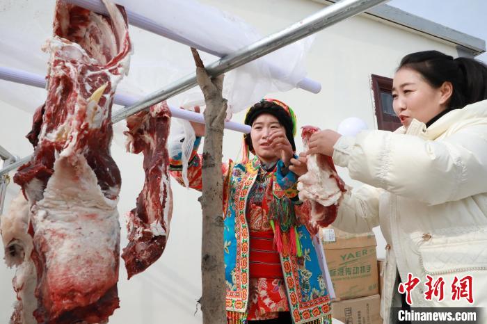 为迎接在兰州新家的第一个春节，在内蒙古从事酒店管理的杨周马草回家特意购买了羊肉。她和妹妹在翻晒羊肉。　丁思 摄