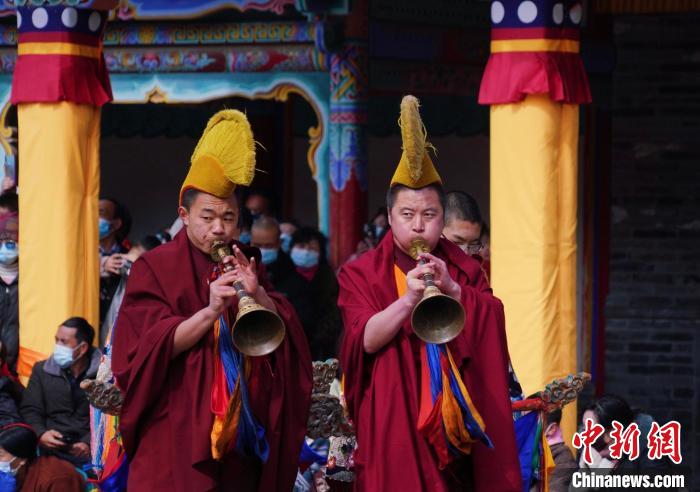 青海塔尔寺僧侣“跳欠”祈福众生新年平安吉祥