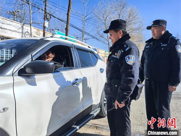 青海民警老卢：扎根高原43年从“外乡人”变成“家里人”