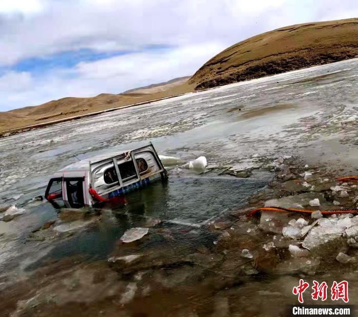 零下21摄氏度青海玛多公安成功救援冰河被困车辆