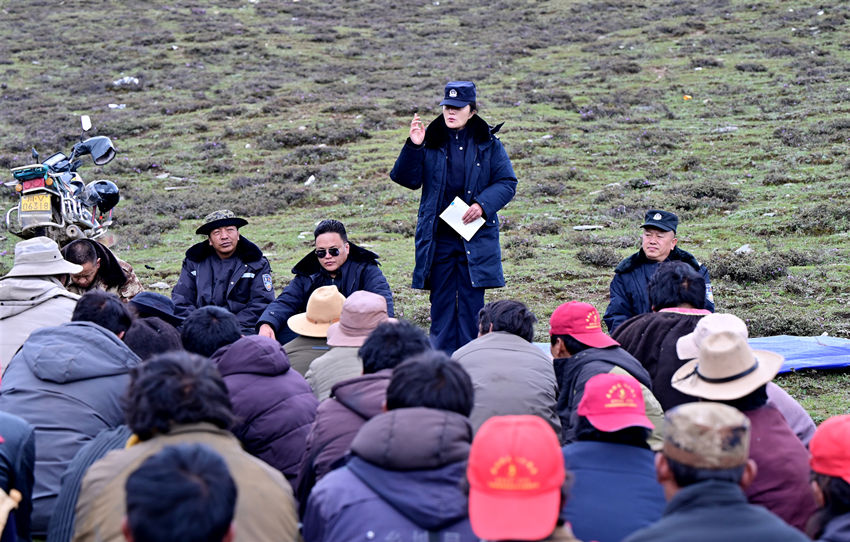 邹雪红向群众宣传反诈知识。甘孜公安供图