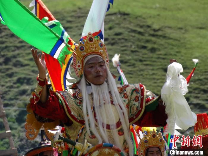 图为演员表演现场。　班玛县文体旅游广电局 供图