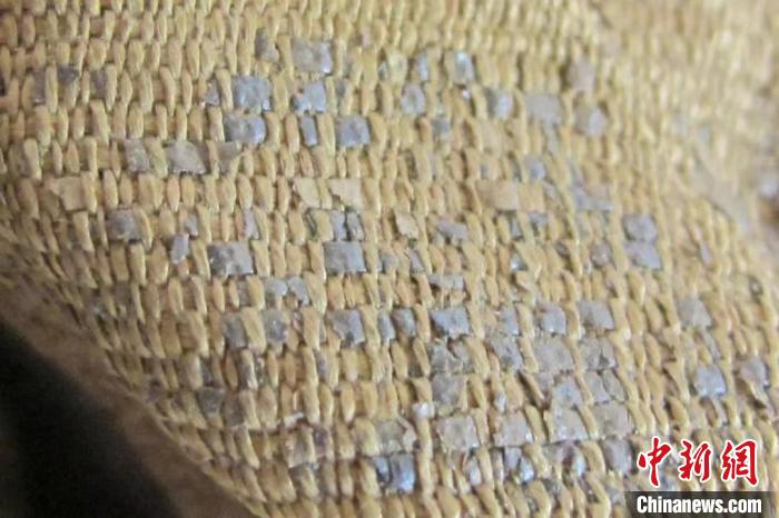 青海省文物考古研究所修复都兰出土唐元纺织品文物