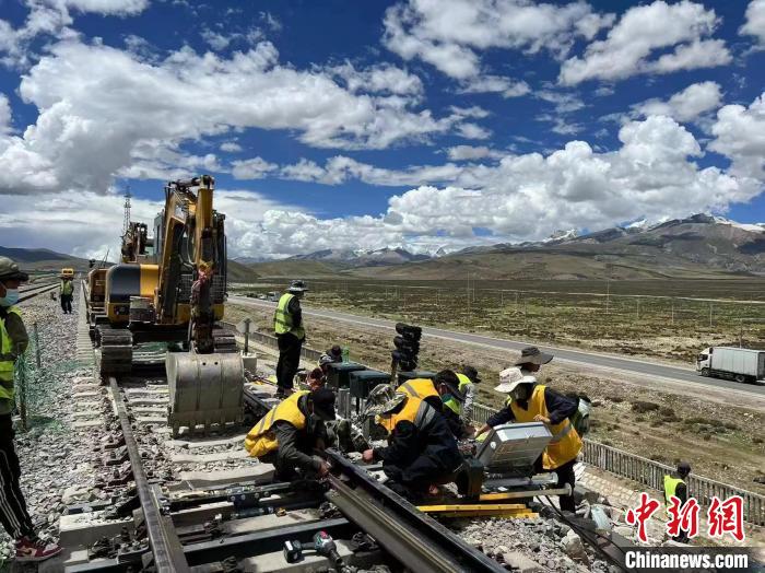 图为青藏铁路基础设施“升级换代”施工现场。　现场作业人员供图