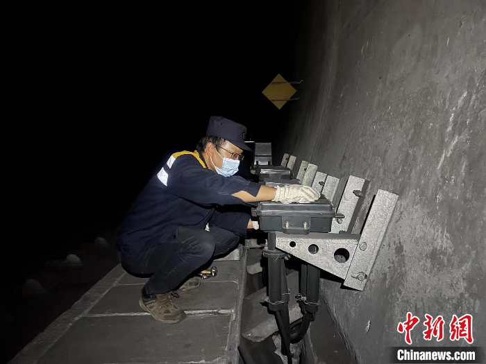 图为10月22日，“守灯人”清理隧道内的电缆盒。 <a target='_blank' href='/'><p  align=