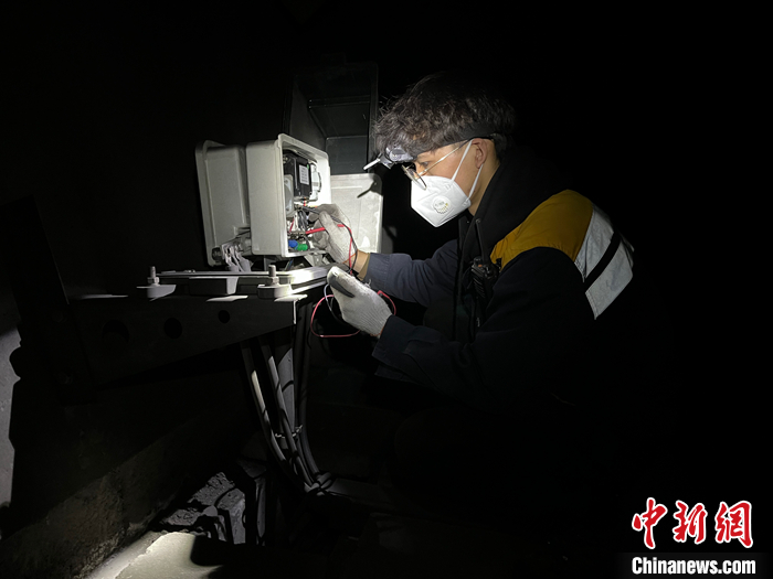 图为10月22日，“守灯人”检查隧道内轨道电路设备。 <a target='_blank' href='/'><p  align=