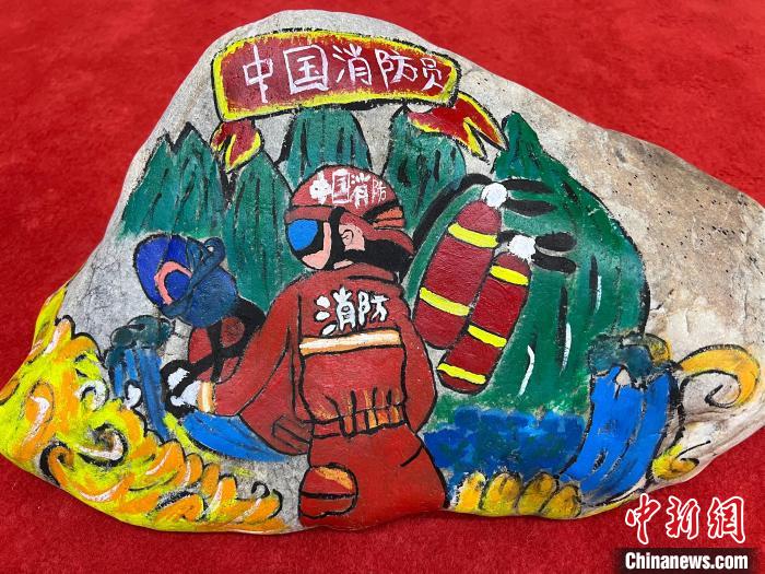 图为玉树消防指战员创作的石头画作品《冲锋有我》。　孙瑞祥 摄