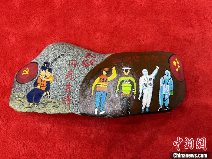 图为玉树消防指战员创作的石头画作品《致敬“抗疫战线”逆行的所有人》。　孙瑞祥 摄