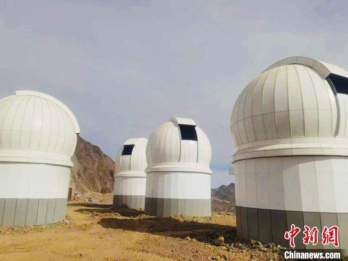 图为南京大学时域天文台望远镜圆顶安装完毕。　冷湖科创园区管委会 供图