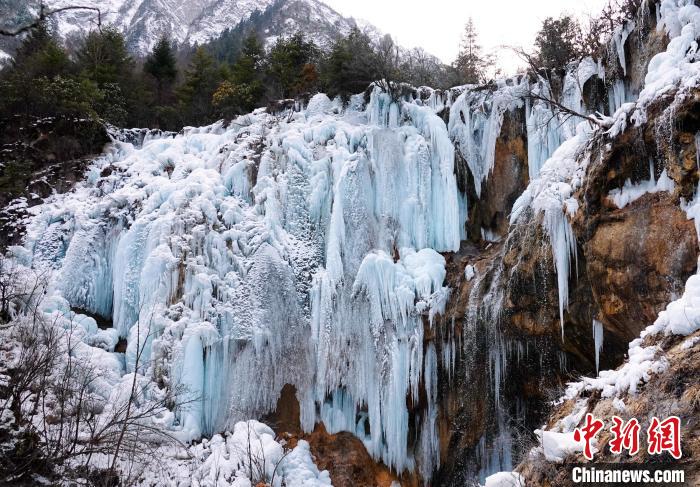 晶莹剔透的冰瀑仿佛是大自然用冰蓝色绘制出的壮观画卷。　胡宇 摄