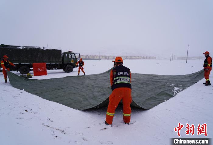 图为地震实战拉动现场，参演人员在极寒天气下搭建指挥帐篷。　玉树消防供图