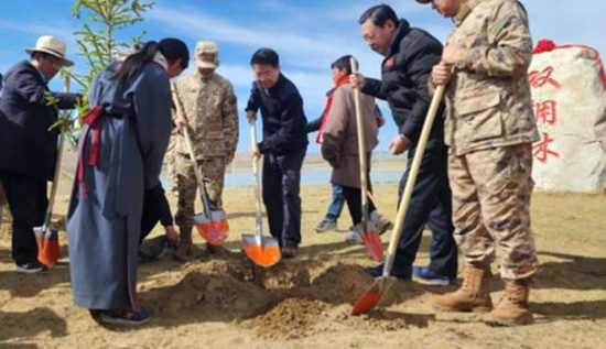 保护黄河干支流域生态，军地共建“双拥林”防护带。四川省退役军人事务厅供图