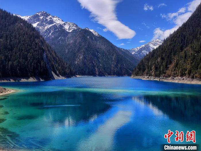 九寨沟风光。　桑吉 　摄