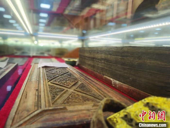 图为陈展的古籍。 张添福 摄