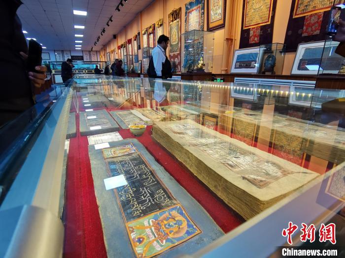 图为陈展的古籍。 张添福 摄