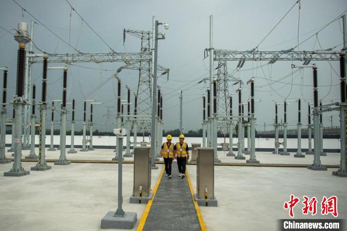 工作人员正在绵竹牵引变电所内巡查设备受电运行情况。　刘忠俊 摄