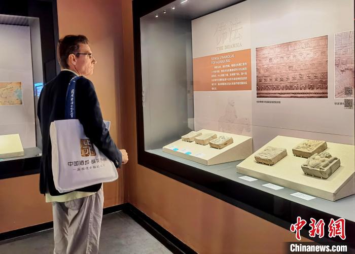 图为外籍嘉宾在西宁市博物馆内参观。　祁增蓓 摄
