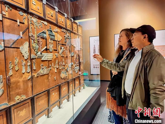 图为中外嘉宾在西宁市博物馆内参观。　祁增蓓 摄