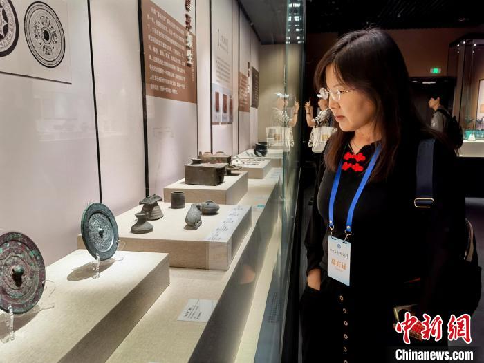 图为嘉宾在西宁市博物馆内参观。　祁增蓓 摄