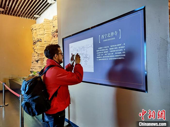 图为外籍嘉宾在西宁市博物馆内参观。　祁增蓓 摄