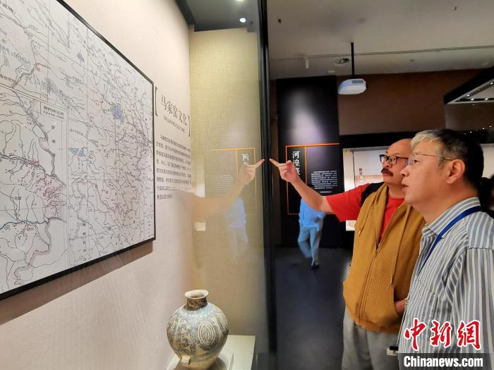 图为中外嘉宾在西宁市博物馆内参观。　祁增蓓 摄