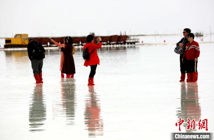 图为游客在茶卡盐湖拍照。　薛蒂 摄