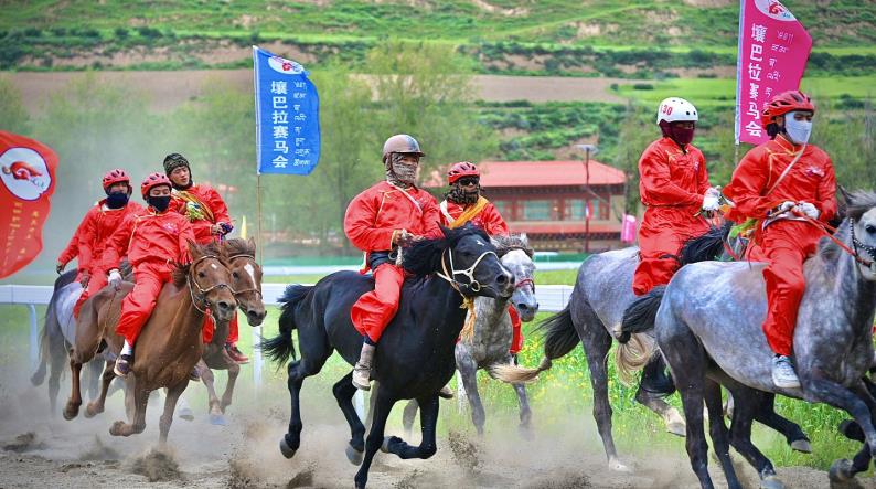 2023年壤巴拉节系列民俗活动赛马会拉开帷幕。壤塘县委宣传部供图