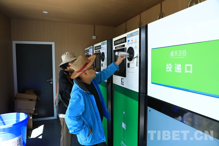 图为游客正在投递饮料空瓶1.JPG