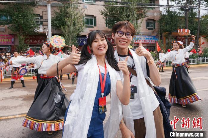 青海囊谦藏族民众载歌载舞迎接2023澜湄国际影像周嘉宾