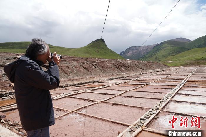 2023澜湄国际影像周嘉宾探访澜沧江上游千年古盐场