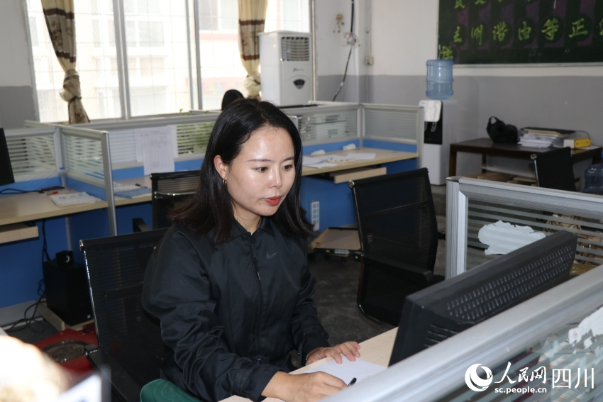 正在备课的英语老师泽晓英。人民网记者 王洪江摄