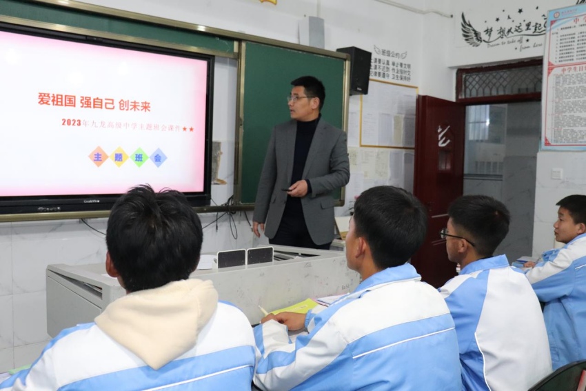 正在上课的冯建丰。受访者供图