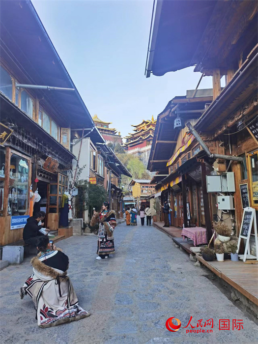 身着民族服饰的游客在独克宗古城拍照留念。人民网记者 杜明明摄