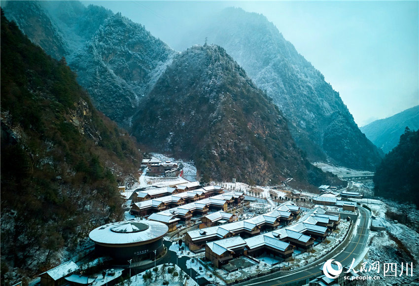 雪山下的村寨。胡宇摄