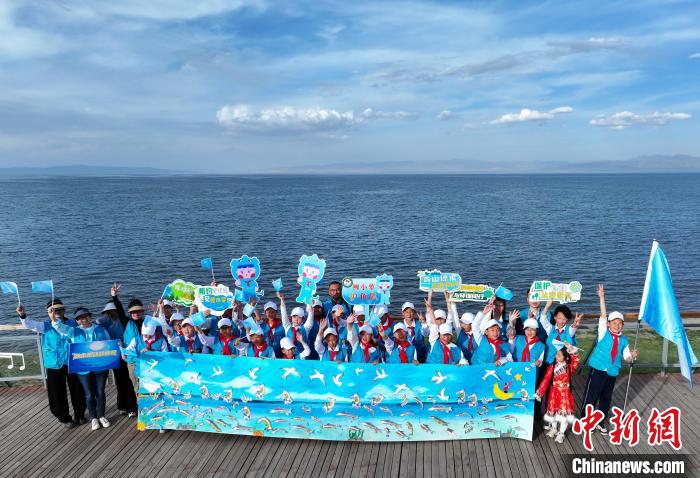 青海湖畔“微课堂”:小学生共话共绘共吟裸鲤