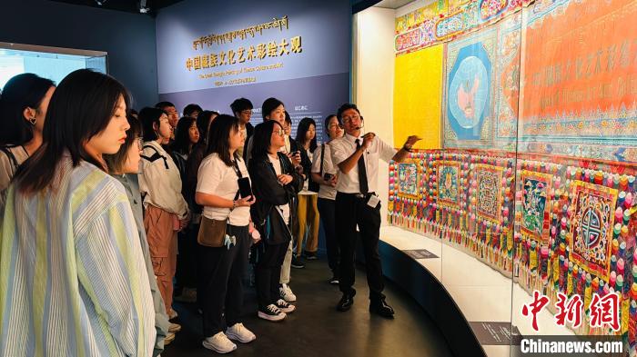 澳门师生参观“藏族文化百科全书”了解藏文化
