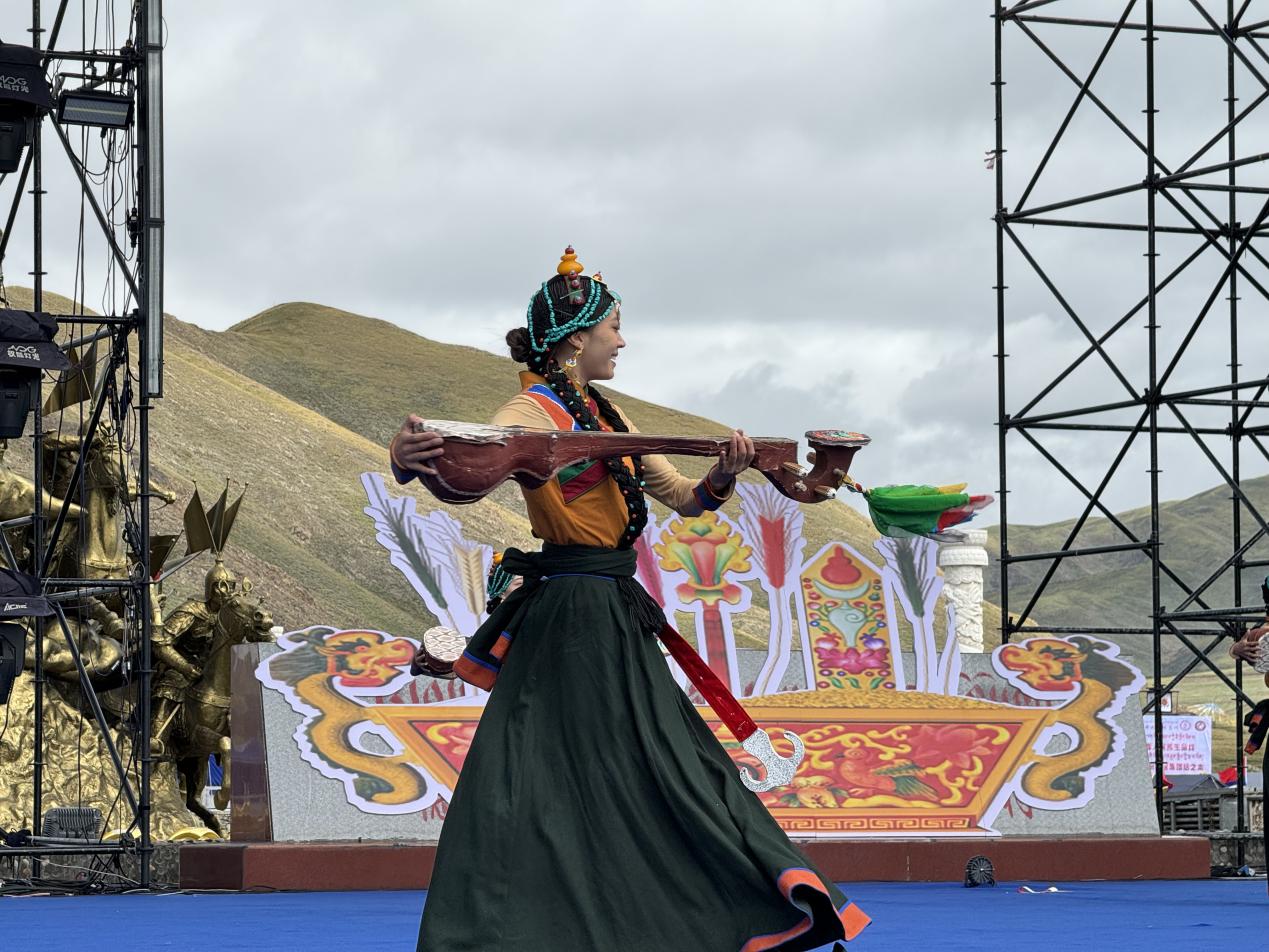 开幕式上文艺表演。甘德县委宣传部供图