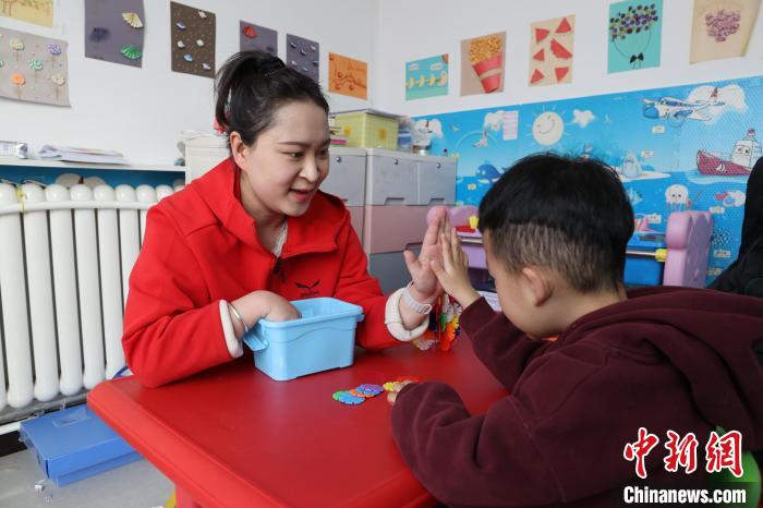 青海西宁：特教老师用爱点亮孤独症儿童内心世界
